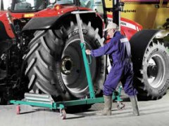 Carrello sollevatore idraulico per pneumatici agricoli